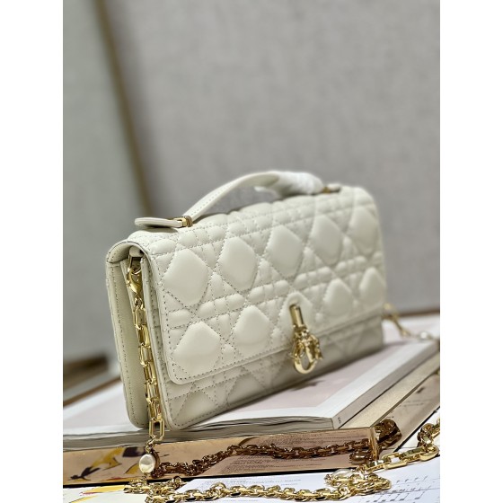 Dior Pearl Handbag Model: 0980