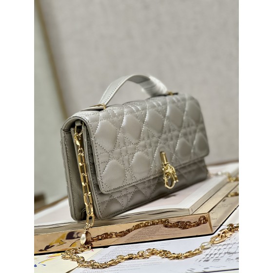 Dior Pearl Handbag Model: 0980