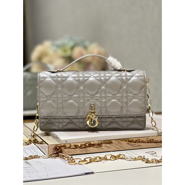 Dior Pearl Handbag Model: 0980