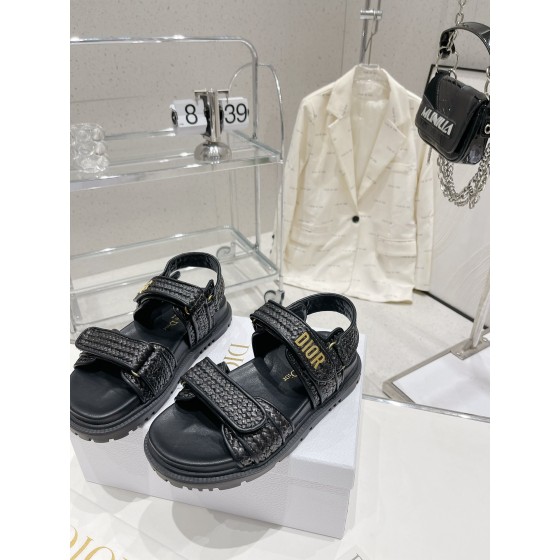 Dior's latest popular woven sandals