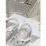Dior's latest popular embroidered sandals