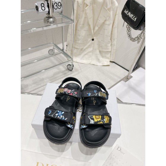 Dior's latest popular embroidered sandals