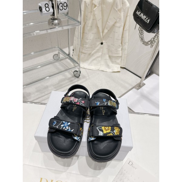 Dior's latest popular embroidered sandals