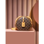 Louis Vuitton 𝐁𝐎𝐈𝐓𝐄 𝐂𝐇𝐀𝐏𝐄𝐀𝐔 𝐒𝐎𝐔𝐏𝐋𝐄 new version big soft cake M45747