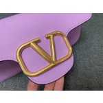 Valentino calfskin handbag ️Model: 1133