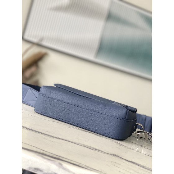 𝐋𝐎𝐔𝐈𝐒𝐕𝐔𝐈𝐓𝐓𝐎𝐍 M22611 blue top leather this Fastline messenger bag