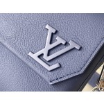 𝐋𝐎𝐔𝐈𝐒𝐕𝐔𝐈𝐓𝐓𝐎𝐍 M22611 blue top leather this Fastline messenger bag