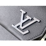 𝐋𝐎𝐔𝐈𝐒𝐕𝐔𝐈𝐓𝐓𝐎𝐍 M22842 black top leather this Fastline messenger bag