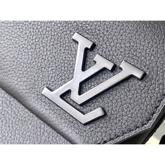 𝐋𝐎𝐔𝐈𝐒𝐕𝐔𝐈𝐓𝐓𝐎𝐍 M22842 black top leather this Fastline messenger bag