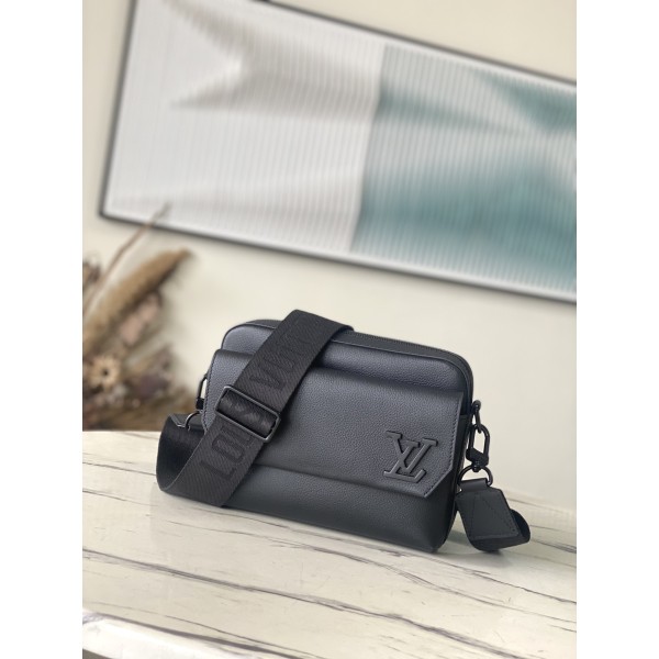 𝐋𝐎𝐔𝐈𝐒𝐕𝐔𝐈𝐓𝐓𝐎𝐍 M22842 black top leather this Fastline messenger bag