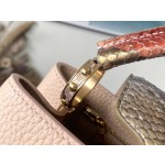 𝐋𝐎𝐔𝐈𝐒𝐕𝐔𝐈𝐓𝐓𝐎𝐍 N80931 Curry python skin small size This CAPUCINES small size handbag