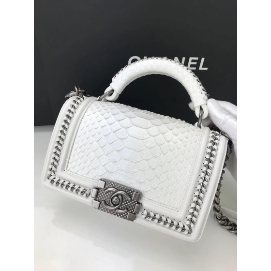 𝗖𝗵𝗮𝗻𝗲𝗹𝗟𝗲𝗯𝗼𝘆 Imported python skin with the latest heavy metal handle bag in lambskin