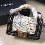 𝗖𝗵𝗮𝗻𝗲𝗹𝗟𝗲𝗯𝗼𝘆 Imported python skin with the latest heavy metal handle bag in lambskin