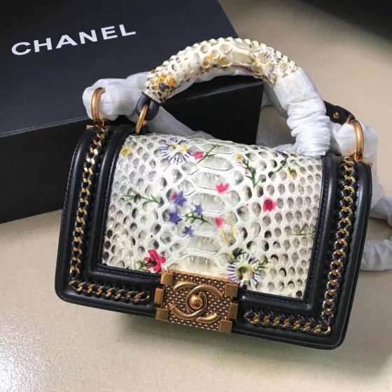 𝗖𝗵𝗮𝗻𝗲𝗹𝗟𝗲𝗯𝗼𝘆 Imported python skin with the latest heavy metal handle bag in lambskin