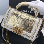 𝗖𝗵𝗮𝗻𝗲𝗹𝗟𝗲𝗯𝗼𝘆 Imported python skin with the latest heavy metal handle bag in lambskin