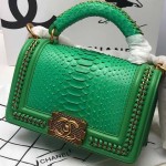 𝗖𝗵𝗮𝗻𝗲𝗹𝗟𝗲𝗯𝗼𝘆 Imported python skin with the latest heavy metal handle bag in lambskin