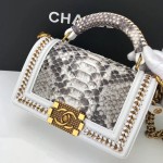 𝗖𝗵𝗮𝗻𝗲𝗹𝗟𝗲𝗯𝗼𝘆 Imported python skin with the latest heavy metal handle bag in lambskin