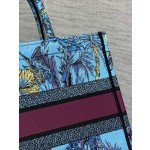 Dior Tote's latest concept zoo spring and summer series8001