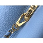𝐋𝐎𝐔𝐈𝐒𝐕𝐔𝐈𝐓𝐓𝐎𝐍 M21887 Blue Medium This CAPUCINES BB handbag