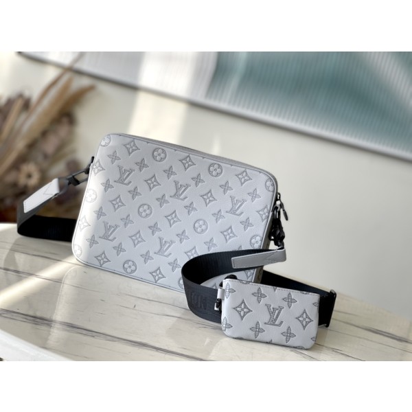 𝐋𝐎𝐔𝐈𝐒𝐕𝐔𝐈𝐓𝐓𝐎𝐍 M46603 gray embossed Trio messenger bag