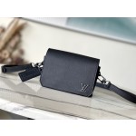 𝐋𝐎𝐔𝐈𝐒𝐕𝐔𝐈𝐓𝐓𝐎𝐍 M82085 Black Takeoff Postman Bag