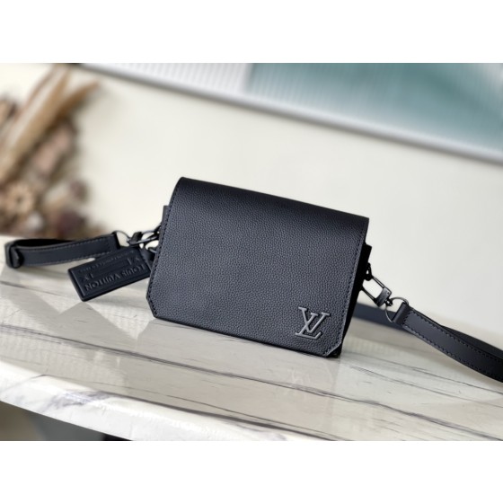 𝐋𝐎𝐔𝐈𝐒𝐕𝐔𝐈𝐓𝐓𝐎𝐍 M82085 Black Takeoff Postman Bag