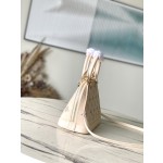 𝐋𝐎𝐔𝐈𝐒𝐕𝐔𝐈𝐓𝐓𝐎𝐍 M22878 meter white embroidered shell bag series