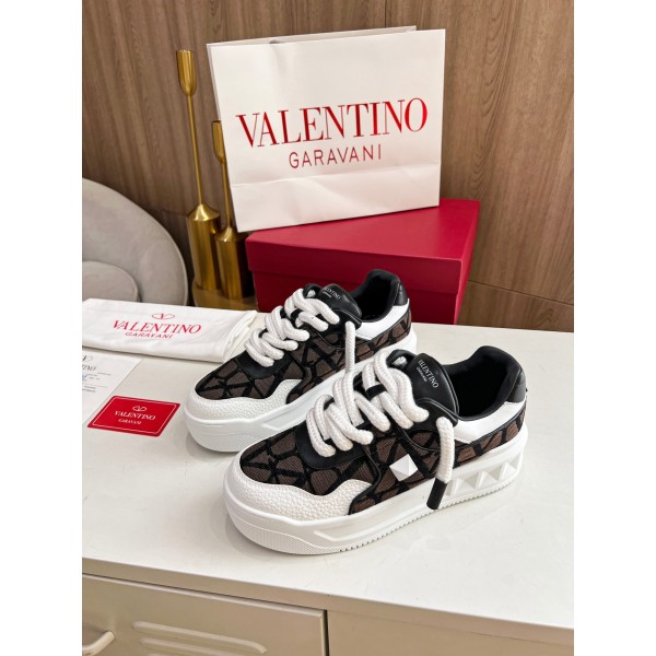 Valentino runway couple's popular thick lace casual shoes