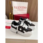 Valentino runway couple's popular thick lace casual shoes