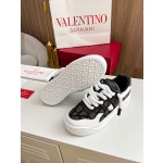 Valentino runway couple's popular thick lace casual shoes