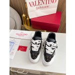 Valentino runway couple's popular thick lace casual shoes