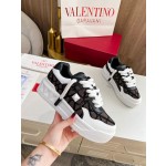 Valentino runway couple's popular thick lace casual shoes