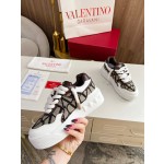 Valentino runway couple's popular thick lace casual shoes