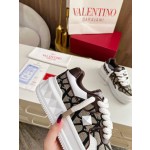 Valentino runway couple's popular thick lace casual shoes
