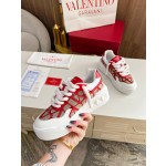 Valentino runway couple's popular thick lace casual shoes