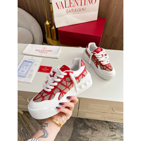 Valentino runway couple's popular thick lace casual shoes