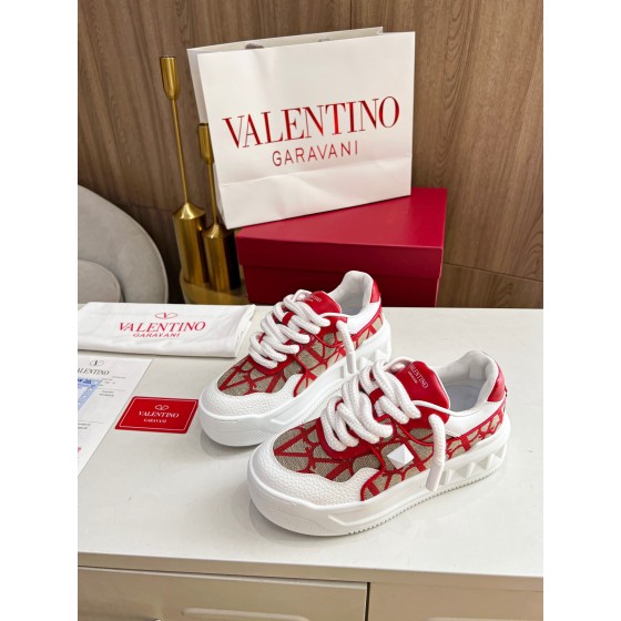 Valentino runway couple's popular thick lace casual shoes
