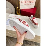 Valentino runway couple's popular thick lace casual shoes