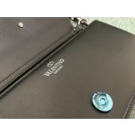 Valentino calfskin handbag ️Model: 1133