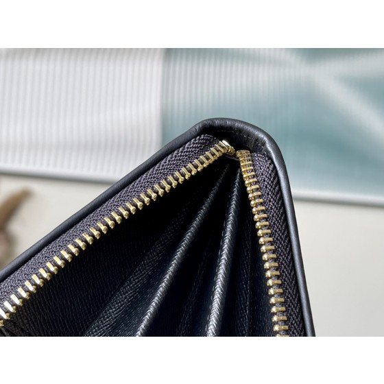 LOUIS VUITTON     M82529