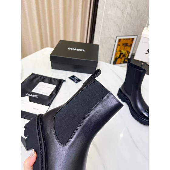 CHANEL puts on his boots with one foot