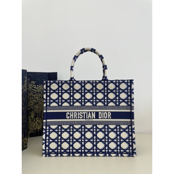 DIOR Tote classic diamond grid, iconic letters