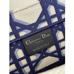 DIOR Tote classic diamond grid, iconic letters