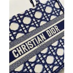 DIOR Tote classic diamond grid, iconic letters