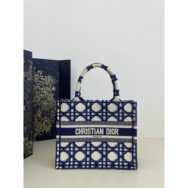 DIOR Tote classic diamond grid, iconic letters