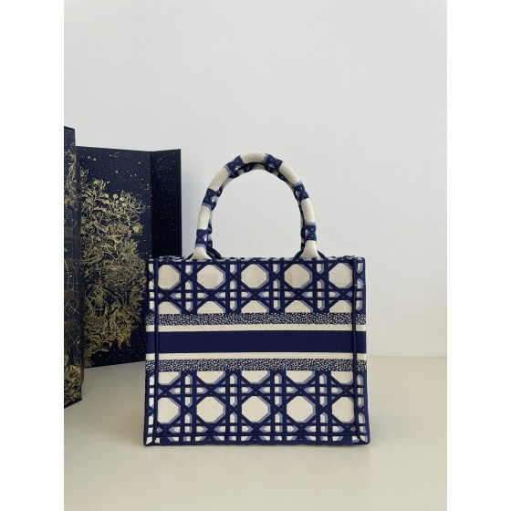 DIOR Tote classic diamond grid, iconic letters