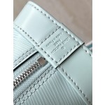 𝐋𝐎𝐔𝐈𝐒𝐕𝐔𝐈𝐓𝐓𝐎𝐍 M21682 Light Blue