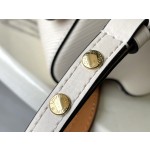 𝐋𝐎𝐔𝐈𝐒𝐕𝐔𝐈𝐓𝐓𝐎𝐍 M22236 meter white (woven) This Twist medium size handbag