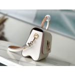 𝐋𝐎𝐔𝐈𝐒𝐕𝐔𝐈𝐓𝐓𝐎𝐍 M22236 meter white (woven) This Twist medium size handbag