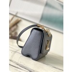 𝐋𝐎𝐔𝐈𝐒𝐕𝐔𝐈𝐓𝐓𝐎𝐍 M22773 Black Water Wave Twist Series TWIST Medium Handbag